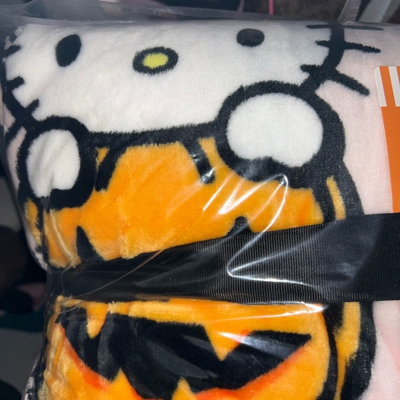 Hello Kitty Plush Blanket - Picture 2 of 2